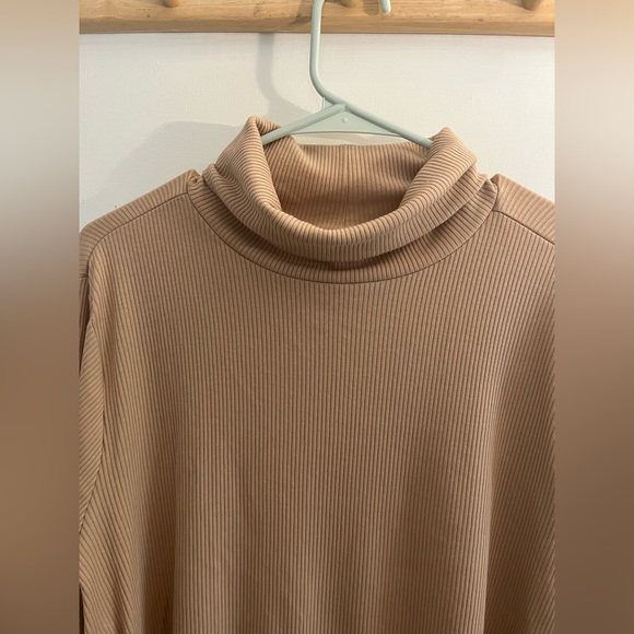 Tan/beige Turtleneck - Picture 3 of 4